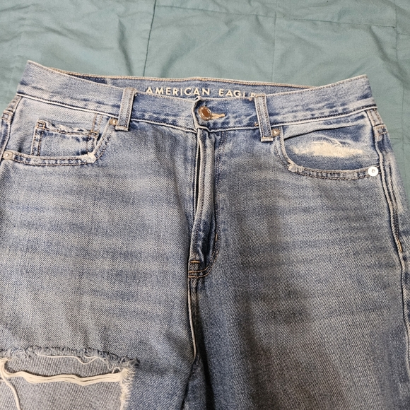 American Eagle woman's heavily distressed mom jeans - Picture 10 of 14